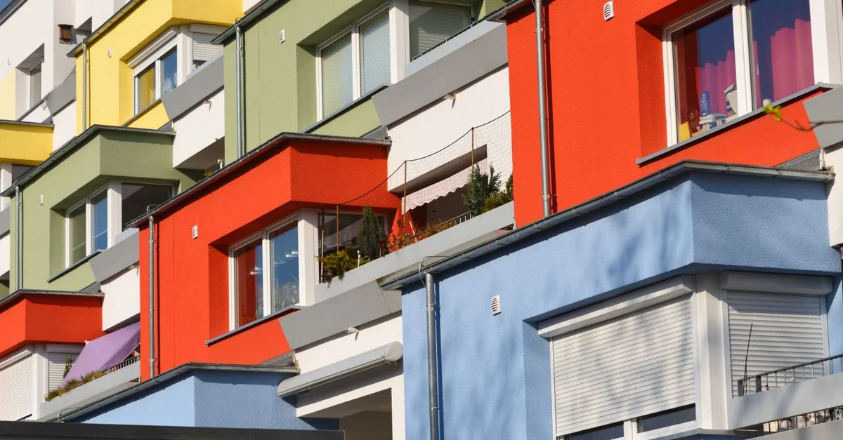 Fachadas de apartamentos multicolores en Hannover, Alemania, que muestran arquitectura urbana moderna.