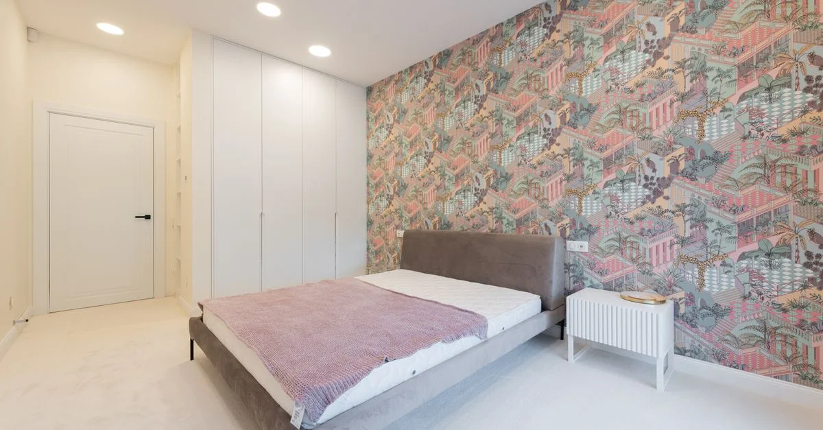 Un dormitorio sereno con papel pintado colorido y decoración minimalista para una atmósfera relajante.