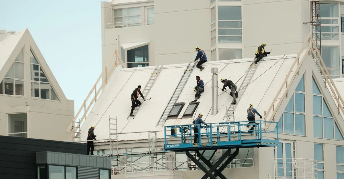Obreros de la construcción reparan un tejado moderno en Reikiavik, destacando el trabajo en equipo y la seguridad.