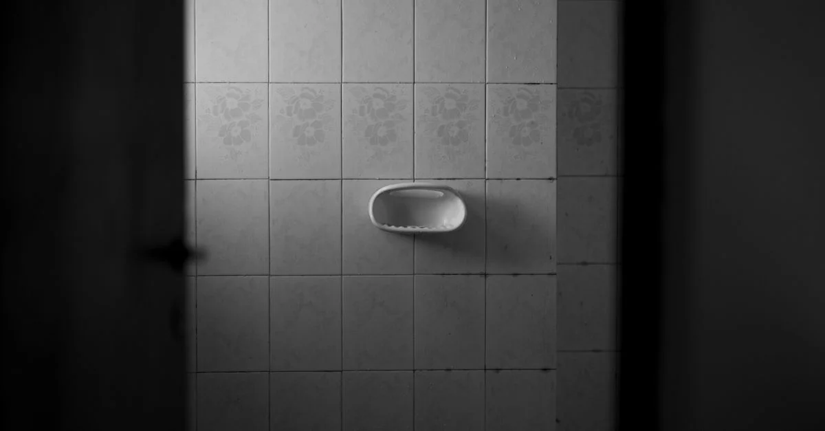 Un baño minimalista con paredes alicatadas y jabonera en Córdoba, Argentina.